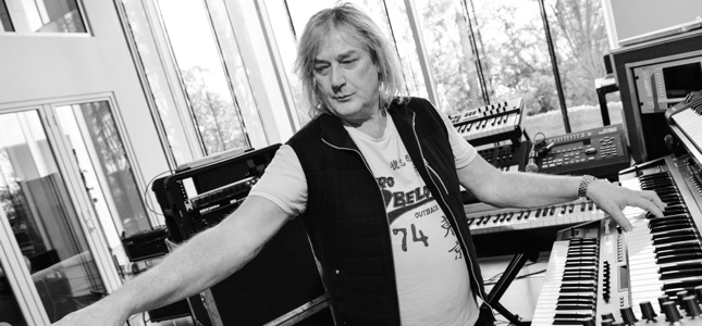 YES Keyboard Legend GEOFF DOWNES Talks TOTO Tour, Death Of CHRIS SQUIRE - “Everyone Was Absolutely Shocked And Saddened And Really Quite Mystified”