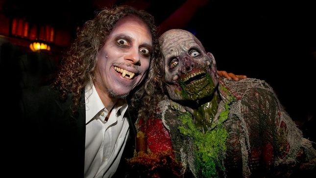 METALLICA – Kirk Hammett Holding Horror / Sci-Fi Art Collection Exhibition