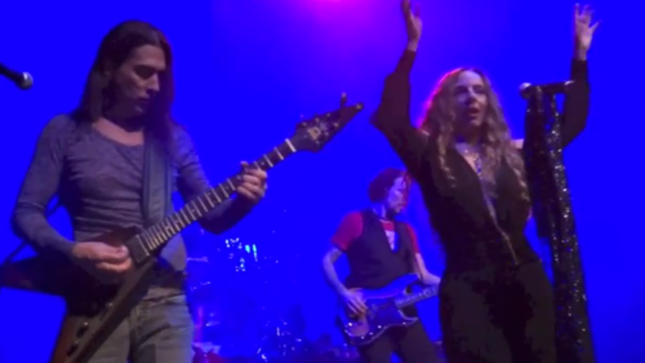 Former MEGADETH Guitarist JEFF YOUNG and Vocalist SHERRI KLEIN Cover THIN LIZZY's "Dancing In The Moonlight" Live; Video Online
