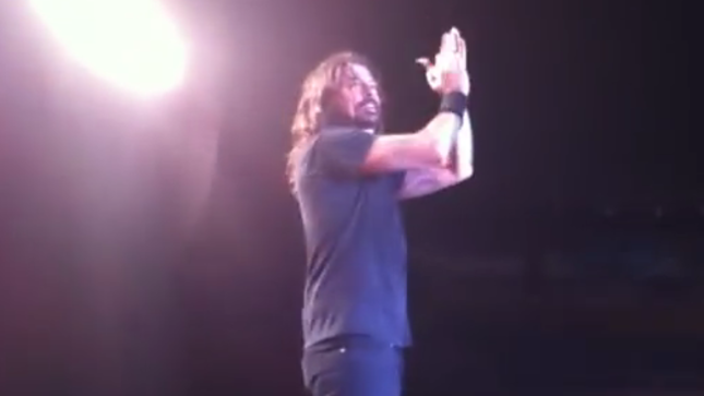FOO FIGHTERS Audience The Real "Hero" At Bogota Show Following Sound System Glitch; Fan-Filmed Video Online