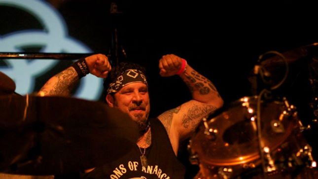 Video; TWISTED SISTER Will Continue To Play Live To Benefit Family Of Drummer AJ Pero - "The Band Is Heartbroken"