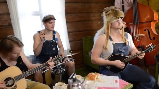 STEVE'N'SEAGULLS Cover METALLICA Classic "Seek And Destroy" During Tea Party; Video