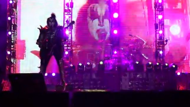 KISS - Official Video Footage Of "Dr. Love" From Verona 
