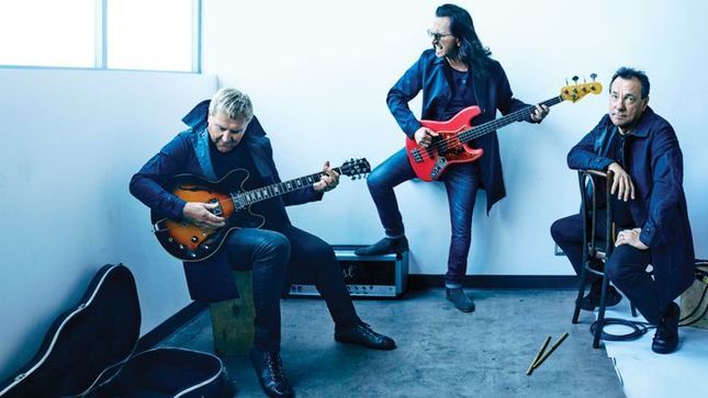 RUSH Guitarist ALEX LIFESON On Staying Together For 41 Years - "We've Taken Our Music Very Seriously, But We All Have A Very Common Sense Of Humour" 