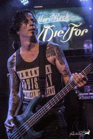 TO/DIE/FOR Bassist Quits Band
