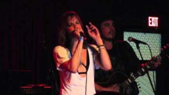 HALESTORM Vocalist LZZY HALE And Guitarist JOE HOTTINGER Perform Acoustic Set In Nashville Club; Fan Filmed Video Posted