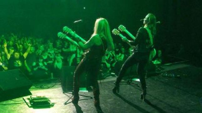 LITA FORD, LZZY HALE And DOROTHY Perform "Cherry Bomb" Live In New York City - "This Is THE RUNAWAYS 37 Years Later..." (Video)