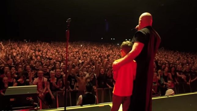 DISTURBED On Tour – Luxembourg Crowd Sings “Happy Birthday” To Guitarist’s Son; Video 