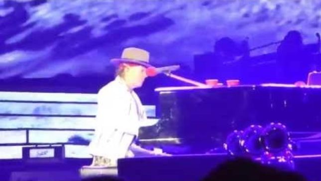 GUNS N' ROSES - Malfunctioning Grand Piano Stops "November Rain" During Houston Show (Video)