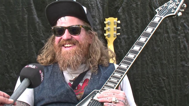 MASTODON Guitarist BRENT HINDS Discusses GIRAFFE TONGUE ORCHESTRA, Shows Off Signature Flying V Guitar; Video