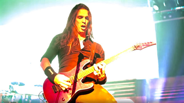 MEGADETH Guitarist KIKO LOUREIRO Posts Behind-The-Scenes Video From Iowa