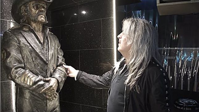 MOTÖRHEAD – MIKKEY DEE Visits Lemmy Memorial Statue At The Rainbow; Video