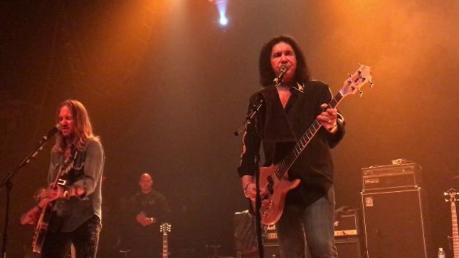 GENE SIMMONS Pays Tribute To CHUCK BERRY At Cleveland Solo Show; Fan-Filmed Video Of "Johnny B. Goode" Cover Posted
