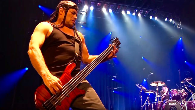 METALLICA Bassist ROBERT TRUJILLO Talks Upcoming WorldWired Tour - "We're Getting To Know The Stage A Little More; We're Playing In The Round"
