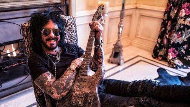 MÖTLEY CRÜE - Movie Adaptation Of The Dirt To Air On Netflix; NIKKI SIXX Taking Music Lessons