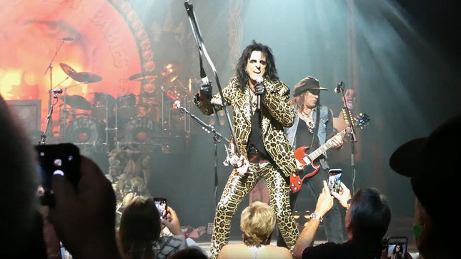 ALICE COOPER BAND Reunited - DENNIS DUNAWAY, NEAL SMITH And MICHAEL BRUCE Join Alice In Nashville; Video Posted