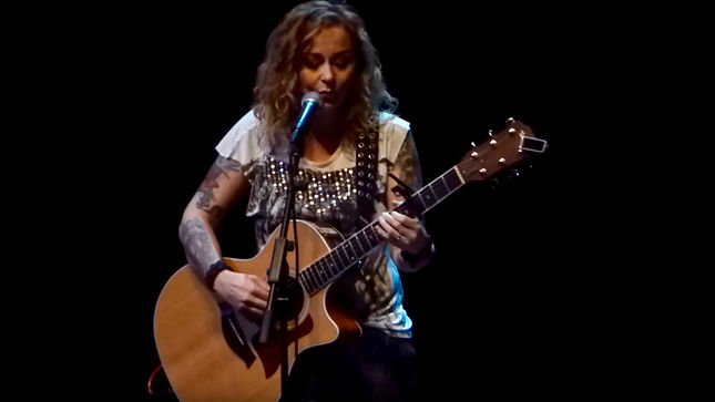 ANNEKE VAN GIERSBERGEN Performs IRON MAIDEN And THE GATHERING Classics Solo Acoustic At Tuska Festival 2017