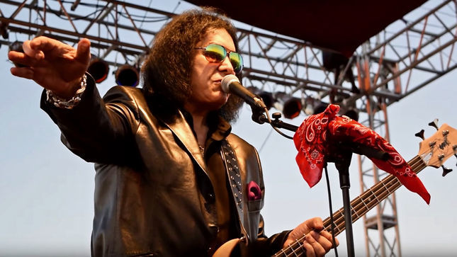 GENE SIMMONS On ACE FREHLEY Possibly Returning To KISS - "Ace Has Been In And Out Of The Band Three Different Times; That's Enough"