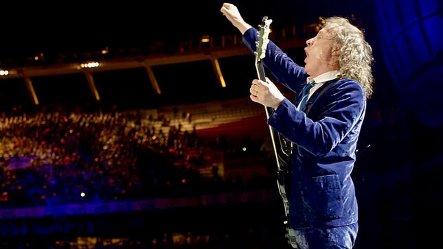 AC/DC Guitarist ANGUS YOUNG Pays KEITH RICHARDS A Visit At ROLLING STONES Gig In Dusseldorf