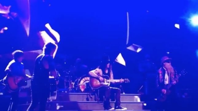 GUNS N' ROSES Perform "Patience" With ZZ TOP's BILLY GIBBONS At Houston Show; Fan-Filmed Video Posted