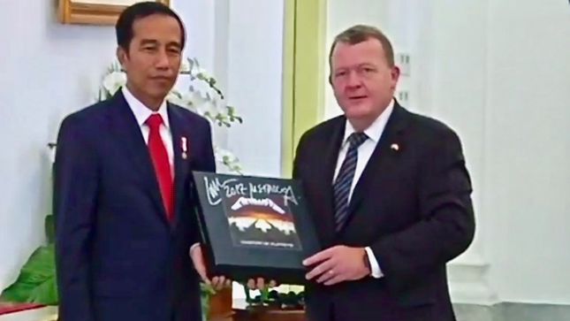 METALLICA - Danish Prime Minister Surprises Indonesian President With Signed Master Of Puppets Box Set; Video