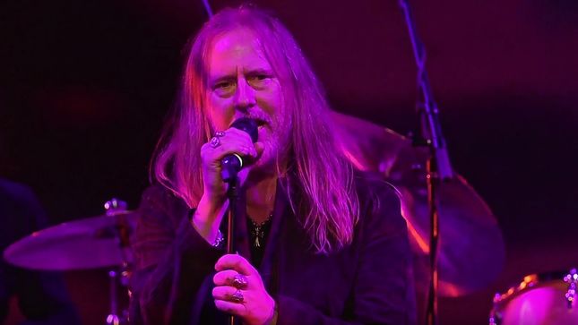 ALICE IN CHAINS Guitarist / Vocalist JERRY CANTRELL Performs THE DOORS Classic "Love Her Madly" With ROBBY KRIEGER; Video
