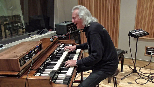  URIAH HEEP Keyboardist PHIL LANZON To Release If You Think I'm Crazy Album This Month