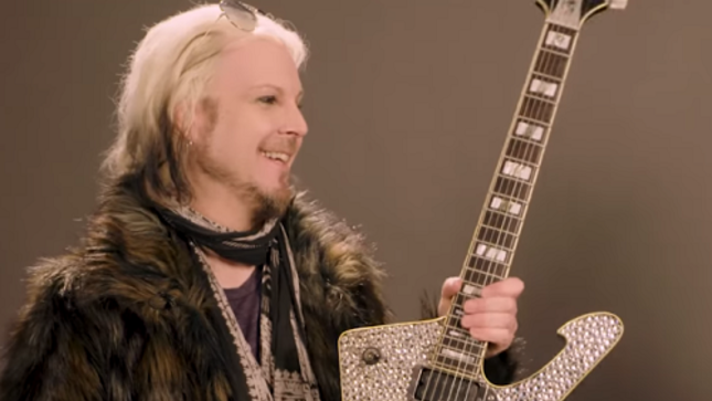 JOHN 5 Plays Classic Guitars Owned By JIMI HENDRIX, PAUL STANLEY, DUANE ALLMAN And More; Video