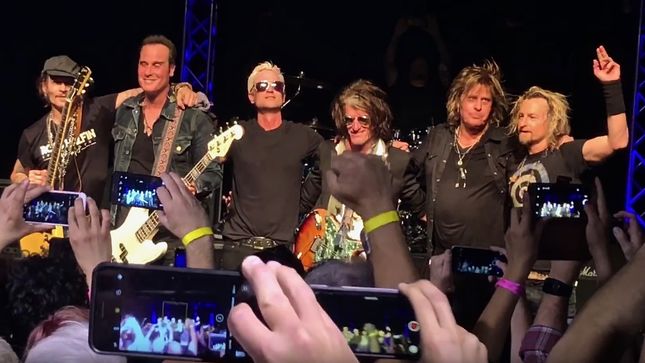 JOE PERRY, JOHNNY DEPP Join STONE TEMPLE PILOTS On Stage In Pasadena; Video