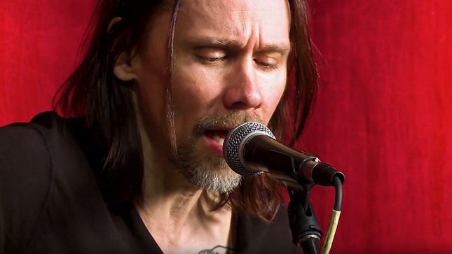 MYLES KENNEDY Performs Acoustic Rendition Of 