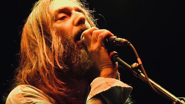 CHRIS ROBINSON Reflects On Backing JIMMY PAGE In 1999 - "He's On Fire When He Plays!"