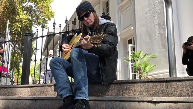 MEGADETH Leader DAVE MUSTAINE Performs Short Acoustic Set Outside Argentinian Hotel; Video
