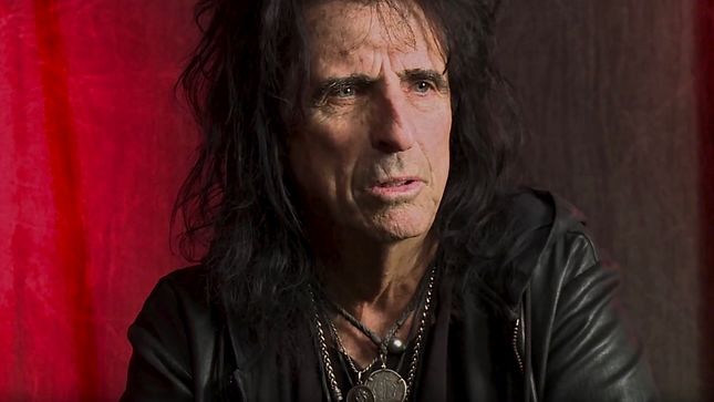 ALICE COOPER On HOLLYWOOD VAMPIRES - "It's Great Being A Bar Band Again"; Video