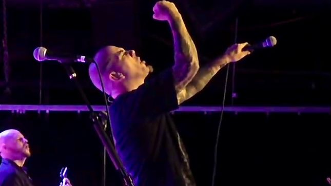 PHIL ANSELMO Pays Tribute To VINNIE PAUL With Performance Of PANTERA's "Slaughtered"; Video