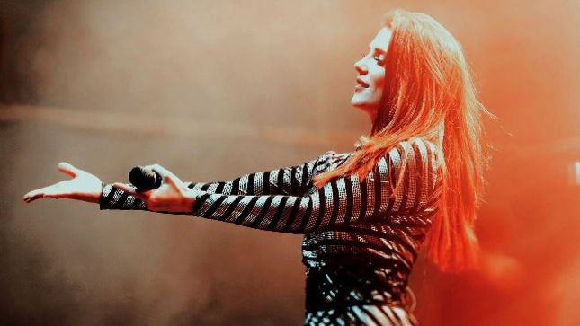 EPICA Vocalist SIMONE SIMONS On Her Early Years - "I Was Very Insecure And I Didn't Want To Be On Stage"