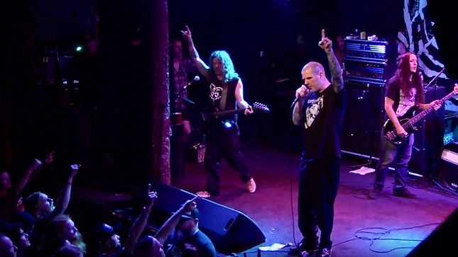 PHIL ANSELMO Performs PANTERA Medley In Tribute To VINNIE PAUL And DIMEBAG DARRELL; Video
