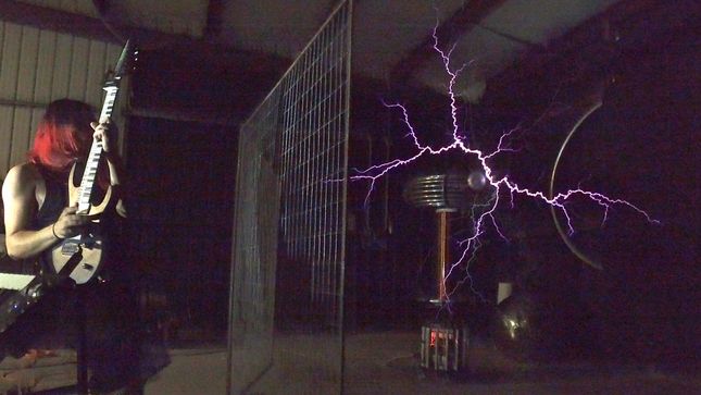  AC/DC - Guitarist GABRIEL GUARDIAN Controls Tesla Coils For Electrifying Cover Of "Thunderstruck"; Video