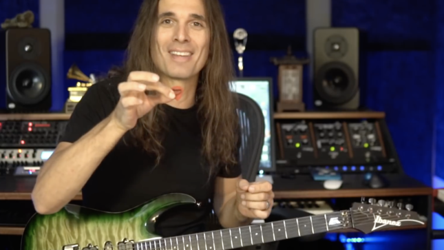 MEGADETH Guitarist KIKO LOUREIRO Explains "Awkward" Guitar Picking Technique (Video)