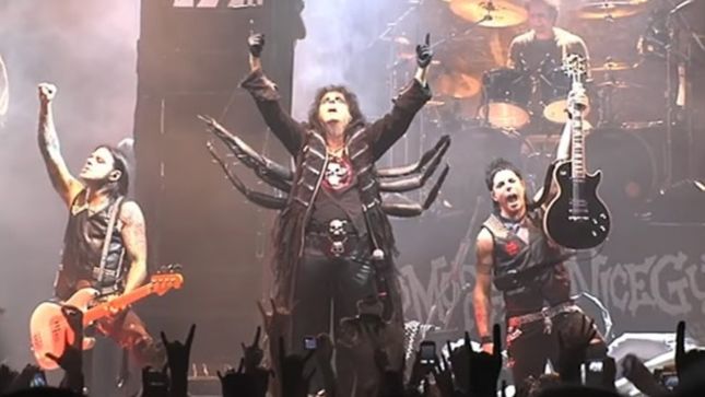 ALICE COOPER Talks Live Show - "We Don't Give The Audience A Chance To Rest At All"