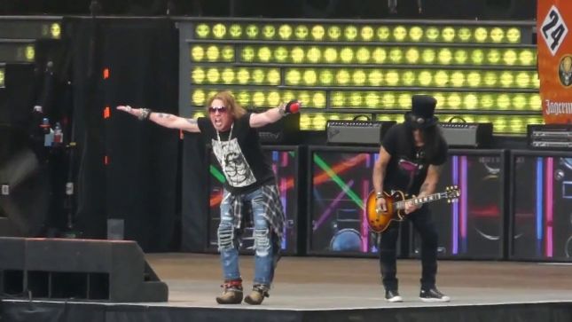 SLASH Talks GUNS N' ROSES Performing VELVET REVOLVER's "Slither" Live - "It Was Great Being Up There Performing That Song, Since SCOTT WEILAND Had Always Thought We Should Get Back Together"
