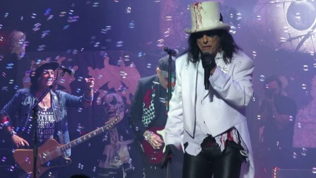 CHEAP TRICK Members Join ALICE COOPER On Stage In Rockford, IL For "School's Out"; Fan-Filmed Video Available