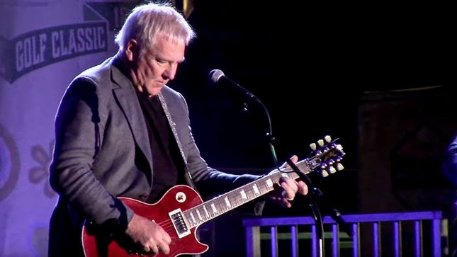 RUSH Guitarist ALEX LIFESON Performs Band Classics With Former CHICAGO Bassist JASON SCHEFF; Video