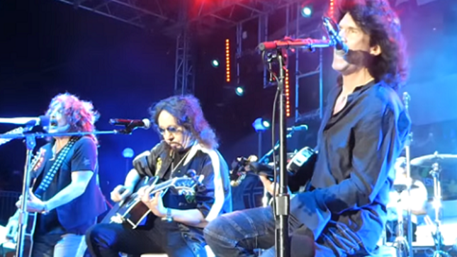 KISS - Official Footage Of ACE FREHLEY And BRUCE KULICK Rejoining Band For Acoustic Performance On KISS Kruise VIII