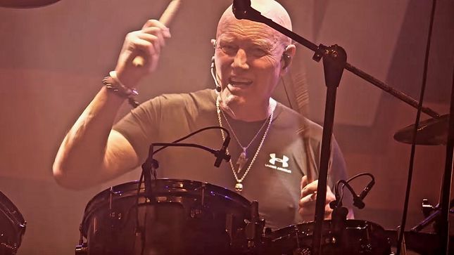 Drummer CHRIS SLADE On AXL ROSE's Stint With AC/DC - "It's The Best I've Ever Heard The Band"