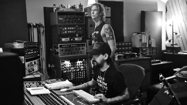 GUNS N’ ROSES Bassist DUFF McKAGAN Teases New Solo Album; Announces First Tour Dates Featuring SHOOTER JENNINGS