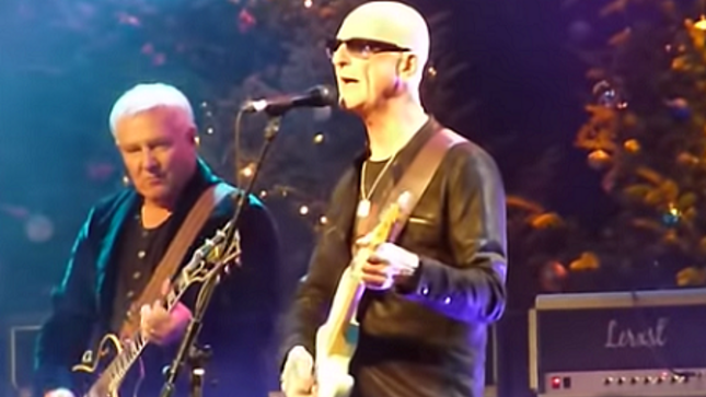 RUSH Guitarist ALEX LIFESON Jams With KIM MITCHELL At Andy Kim Christmas Concert; Fan-Filmed Video 