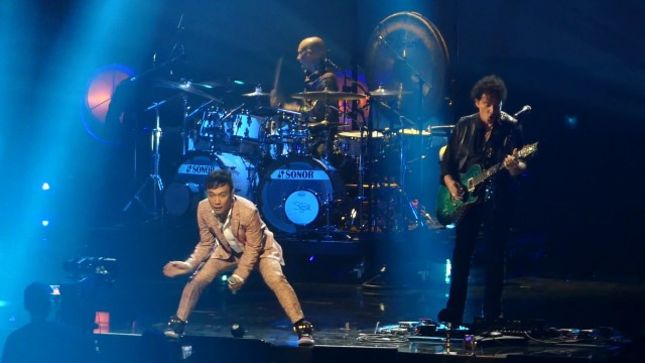 JOURNEY Frontman ARNEL PINEDA On Meeting STEVE PERRY At Rock And Roll Hall Of Fame Induction - "I Was Kind Of Shakey; How Would You Feel When Your Hero Is Watching You Singing His Legacy?"