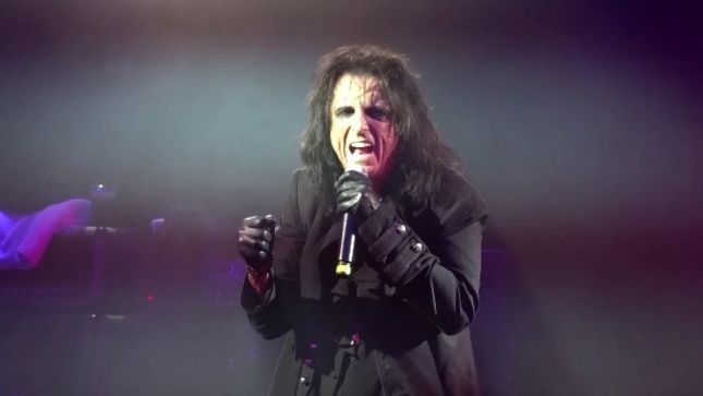 HOLLYWOOD VAMPIRES Minus Guitarist JOE PERRY Headline ALICE COOPER's 17th Annual Christmas Pudding; Fan-Filmed Video Posted