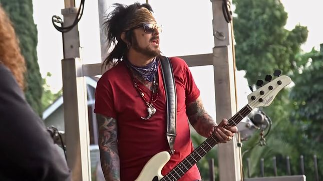 NIKKI SIXX Jams MÖTLEY CRÜE Songs With CHEVY METAL On Stage In Los Angeles; Video