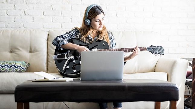How Using Headphones Help You Set-Up An Ideal Guitar Practice Space